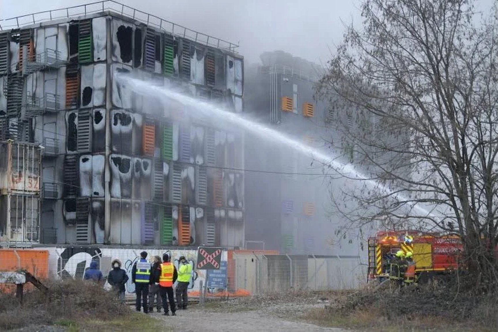 Des pompiers arrosent le bâtiment SBG2 d’OVHcloud à Strasbourg, calciné par l’incendie