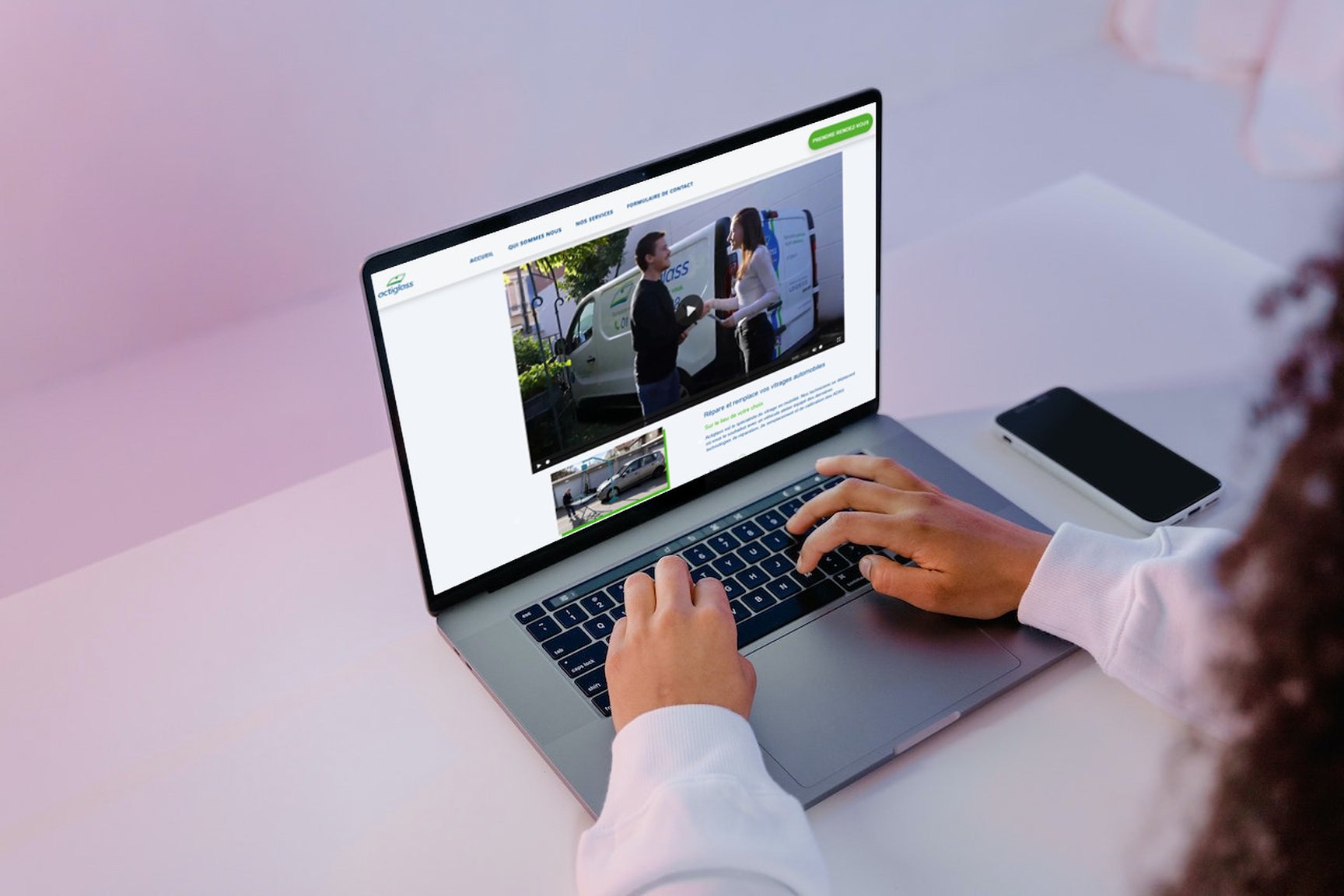 Le site d’Actiglass ouvert sur un ordinateur portable : en vidéo d’accueil, un technicien et une cliente devant une camionnette Actiglass