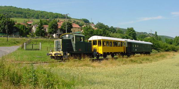 Locomotive et voitures du Train touristique des monts du Lyonnais