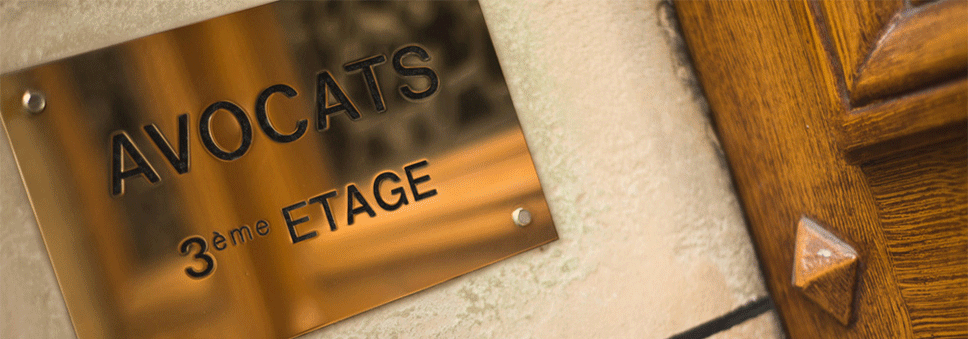 les plaques gravées : une obligation légale.